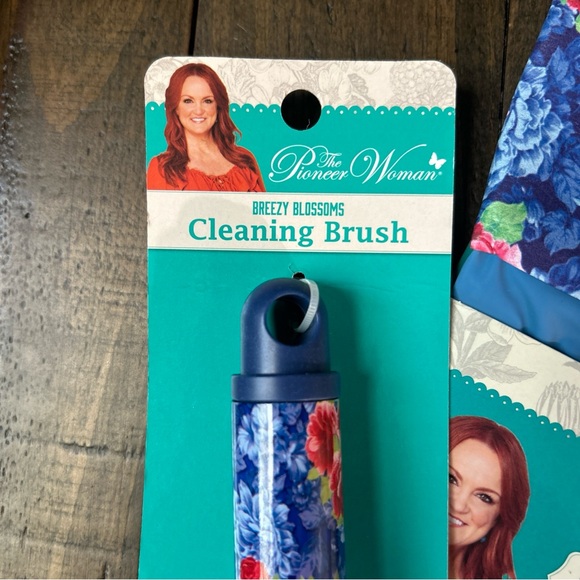 Keep your hands clean and protected while you work with The Pioneer Woman Cleani - Picture 2 of 4